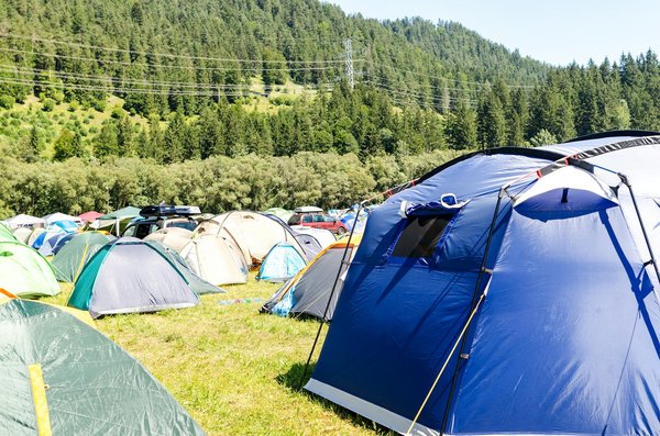 Comment choisir une veste imperméable pour un camping en région de climat imprévisible?