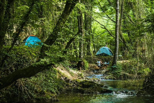 Quels sont les équipements nécessaires pour un camping de longue durée en forêt tropicale?